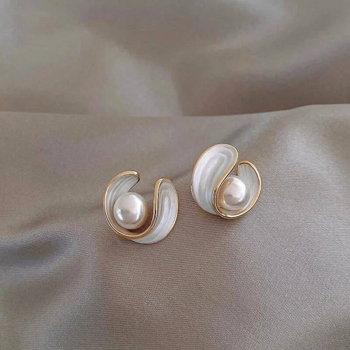Boucles d'oreilles en émail blanc et perles dorées