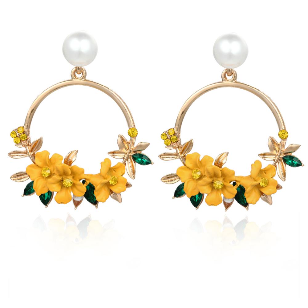 Boucles d'oreilles en or élégantes ornées de fleurs et de perles