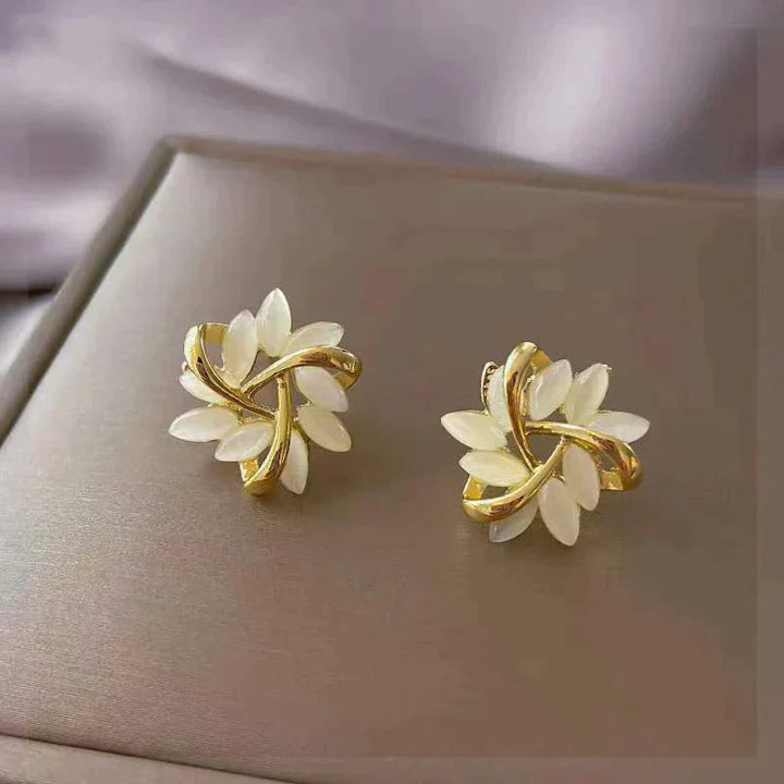 Boucles d'oreilles en or avec opale blanche de luxe