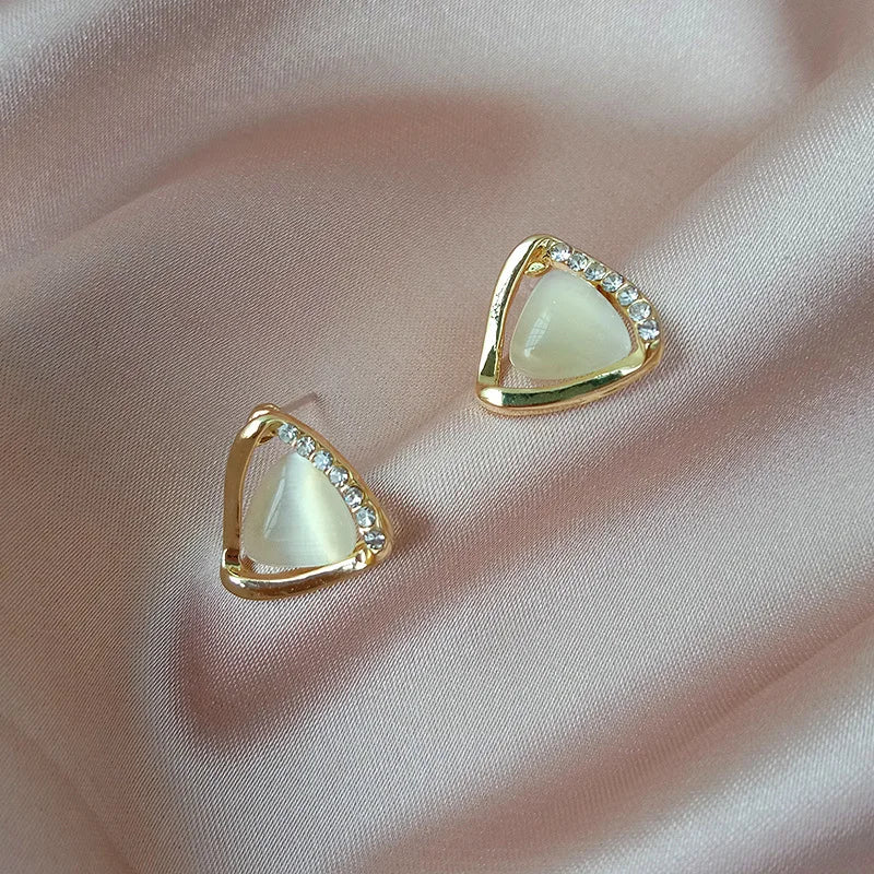 Boucles d'oreilles en cristal et opale triangulaire élégante