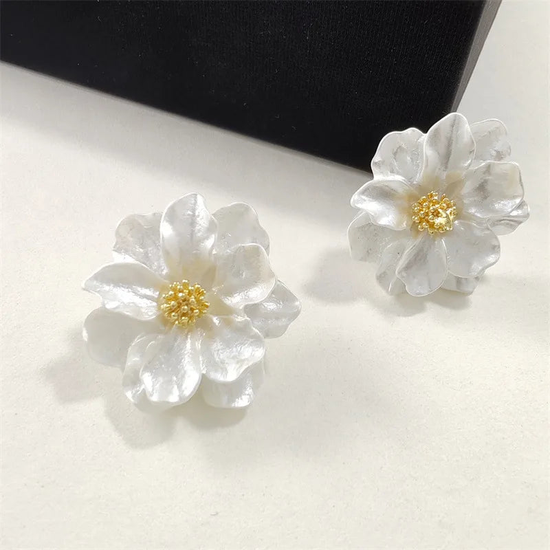 Boucles d'oreilles chic en forme de fleur en acrylique blanc