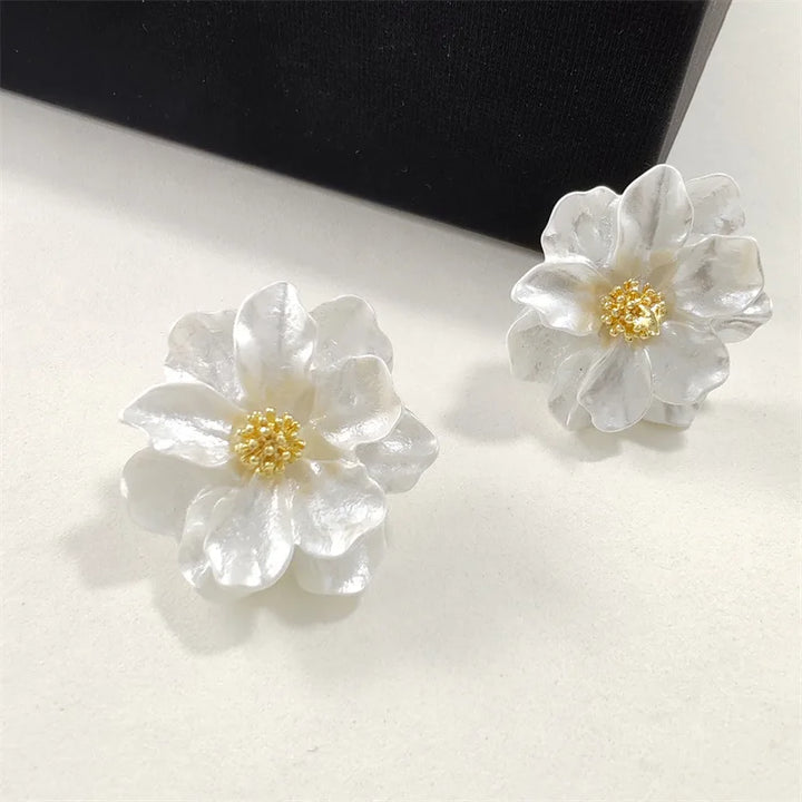Boucles d'oreilles chic en forme de fleur en acrylique blanc