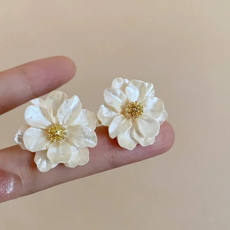 Boucles d'oreilles chic en forme de fleur en acrylique blanc